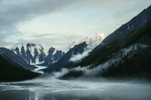 Scenic Alpine Landscape Snowy Mountain Peak Golden Sunlight Mountain Lake — Fotografia de Stock