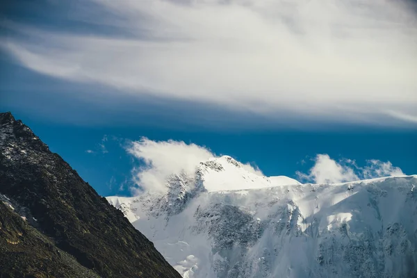 Paisaje Alpino Atmosférico Con Alta Montaña Nevada Con Pico Bajo —  Fotos de Stock