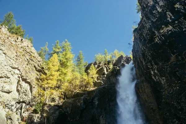 Natursköna Höstlandskap Med Vertikal Stor Vattenfall Och Gula Träd Bergstoppen — Stockfoto
