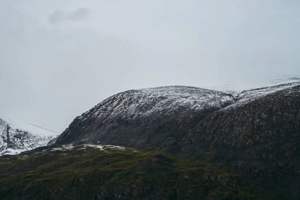 Paisaje Minimalista Tierras Altas Con Montañas Cubiertas Nieve Bajo Cielo — Foto de Stock