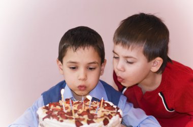 çocuk üzerinde çikolatalı doğum günü pastası mumlar dışarı üfleme
