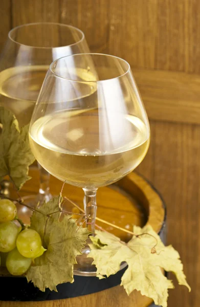 Bicchiere di vino e uva su legno — Foto Stock