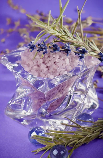 Levendula - az aromaterápiás fürdő só — Stock Fotó