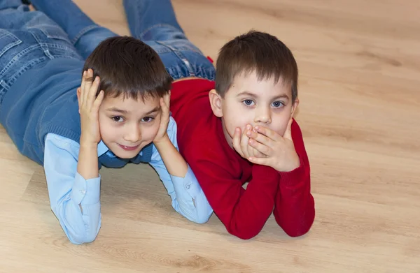 2 人の男の子、兄弟ある床の上 — ストック写真