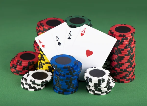 ポーカー用のチップおよびカード — ストック写真