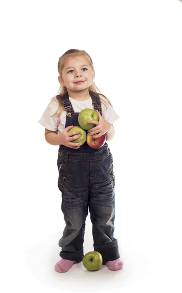 Het kleine meisje speelt met appels — Stockfoto