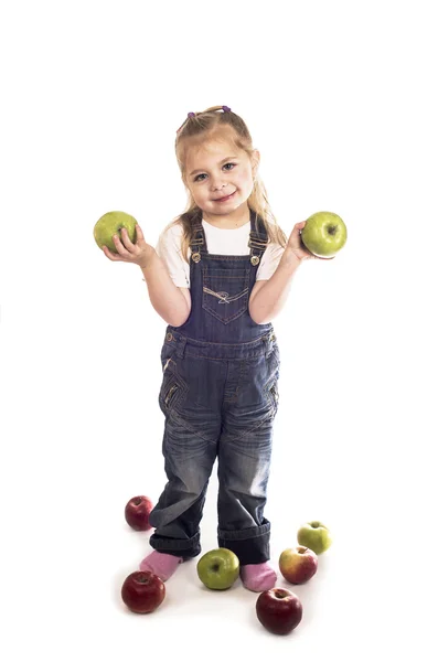 어린 소녀는 사과와 재생 — 스톡 사진