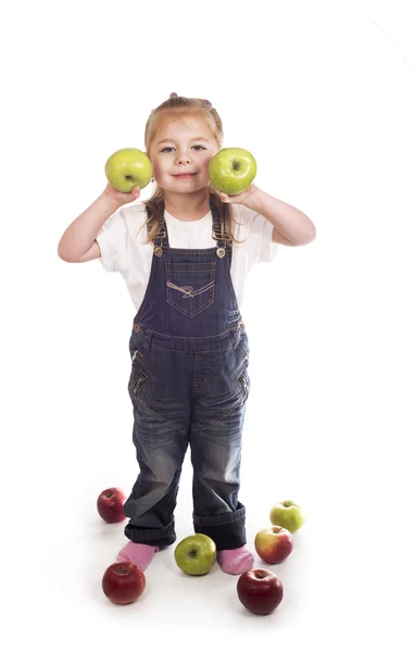 Menina brinca com maçãs — Fotografia de Stock