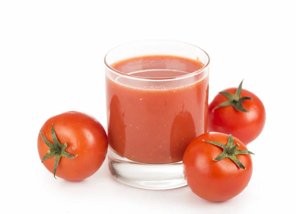 Glas tomatjuice och tomater — Stockfoto