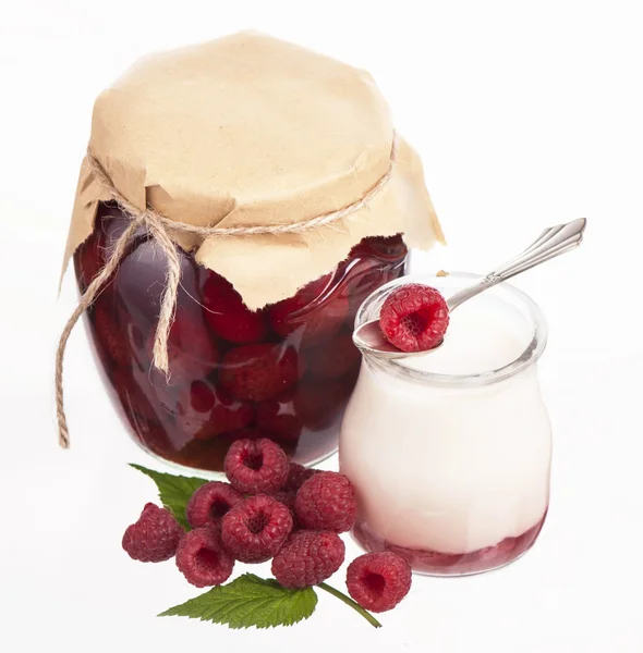 Bicchiere di yogurt fresco delizioso con frutti di bosco — Foto Stock