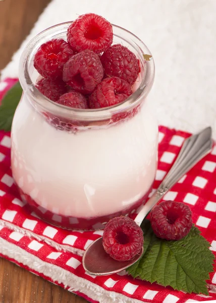 Yogur blanco con fresa y cuchara —  Fotos de Stock