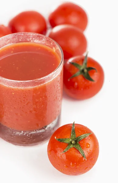 Vaso de jugo de tomate y tomates — Foto de Stock