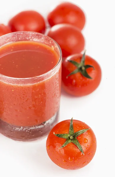 Glas Tomatensaft und Tomaten — Stockfoto