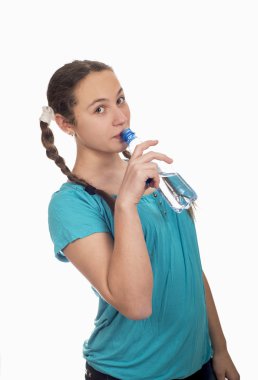 elinde bir su şişesi ile kız