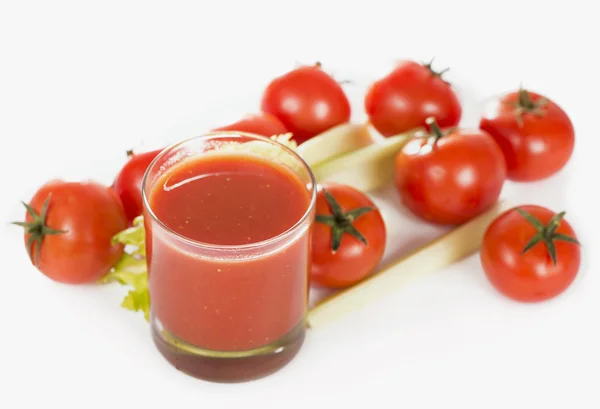 Vaso de jugo de tomate y tomates sobre fondo blanco — Foto de Stock