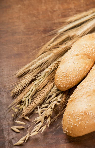 Frisches Brot mit Ähren — Stockfoto