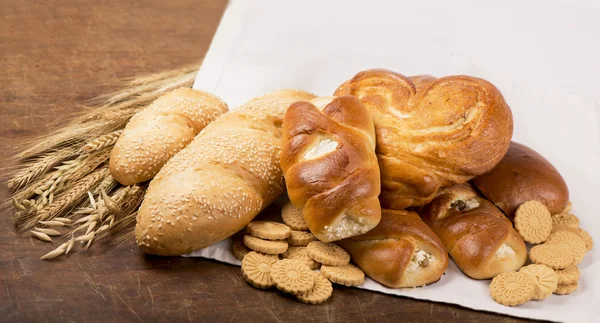 Frisches Brot mit Ähren — Stockfoto