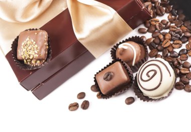 kahverengi şeker ve altın bant, kahve taneleri kutusu