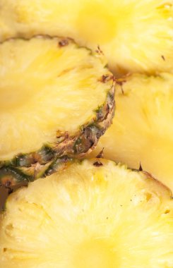 ananas ön planda sulu kesimleri