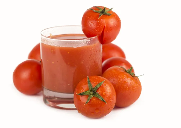 Vaso de jugo de tomate y tomates —  Fotos de Stock