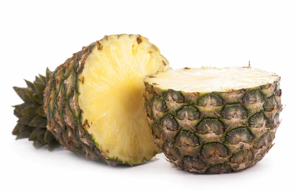 Свіжий шматочок ананаса на білому тлі — стокове фото