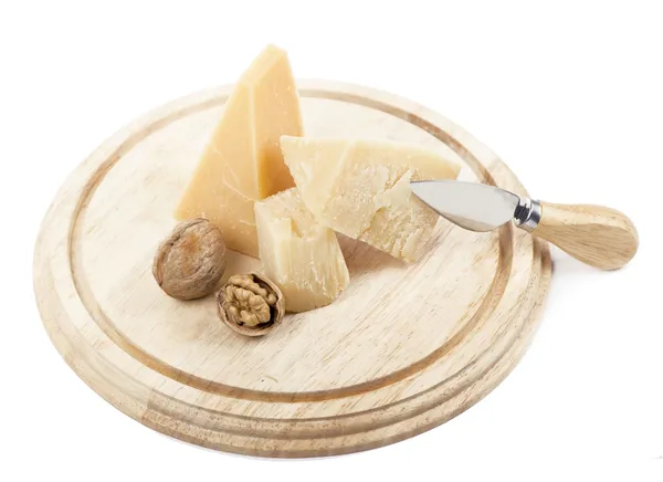 Ořechy a sýr na dřevěné desce. — Stock fotografie