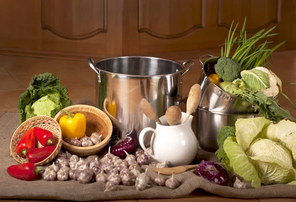 Kitchen ware and vegetables — Stock Photo, Image