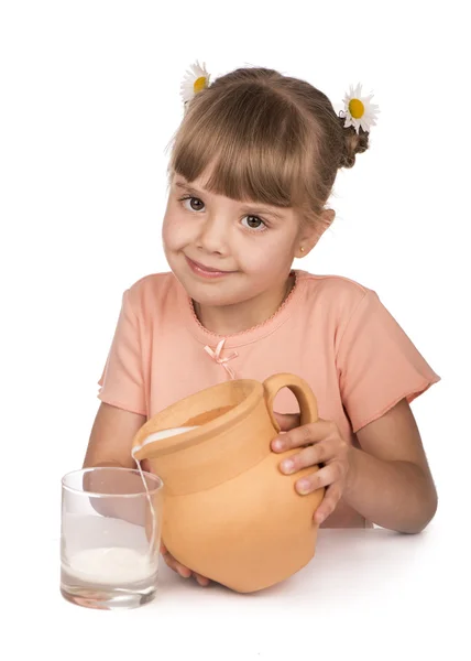 Küçük kız ve süt — Stok fotoğraf