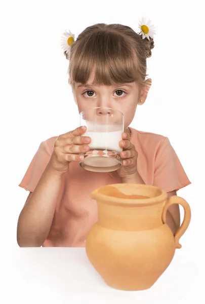 Kleines Mädchen trinkt Milch — Stockfoto