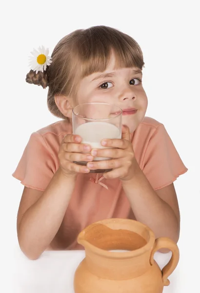 Niña bebiendo leche — Foto de Stock