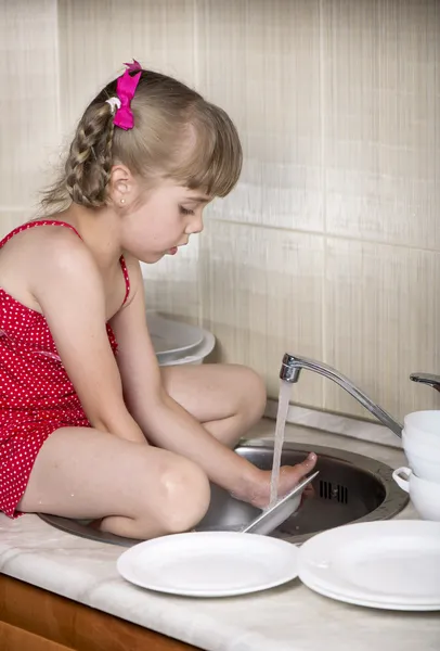 Cute girl washing the dishes — Stock Photo, Image