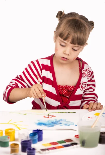 Küçük kız resim çiziyor. — Stok fotoğraf