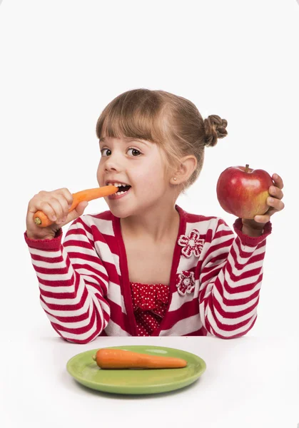 Menina bonito com a cenoura e maçã — Fotografia de Stock