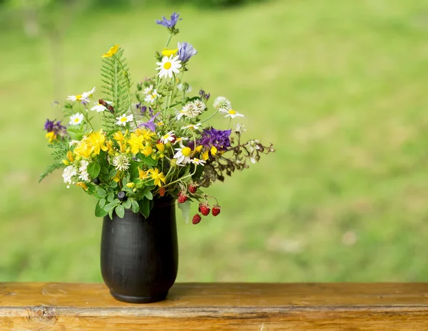 Hermoso ramo de flores silvestres brillantes — Foto de Stock