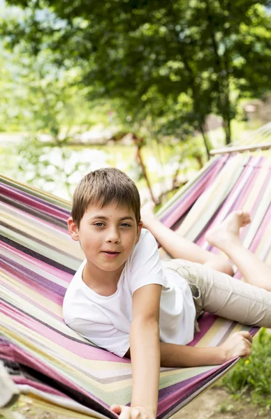 Niño en una hamaca en la naturaleza — Foto de Stock