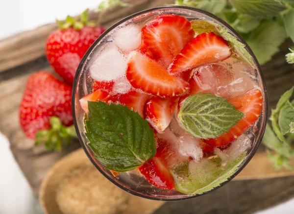 Mojito strawberry cocktails, strawberry, mint leaves — Stock Photo, Image