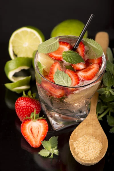 Mojito strawberry cocktails on a black background — Stock Photo, Image