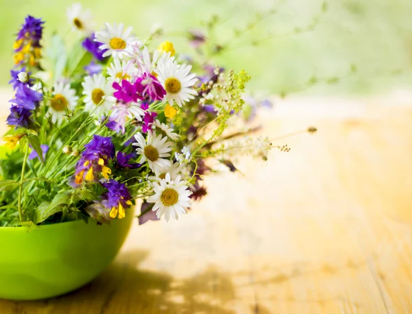 Schöner Strauß heller Wildblumen — Stockfoto