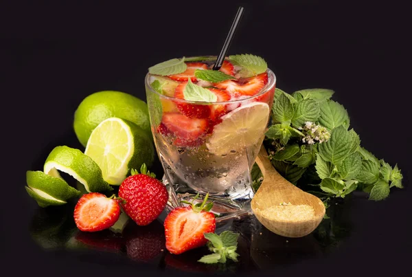 Mojito aardbei cocktails op een zwarte achtergrond — Stockfoto