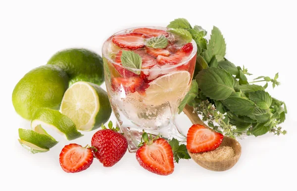 Mojito aardbei cocktails op een witte achtergrond — Stockfoto