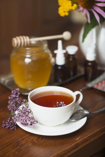 Bodegón de hierbas medicinales, miel, té de hierbas y medicinas — Foto de Stock