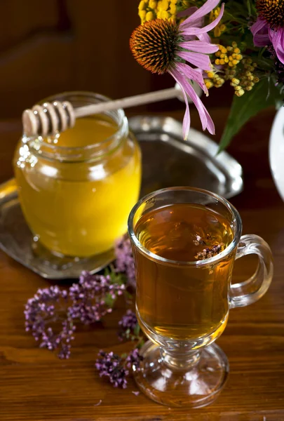 Bodegón de hierbas medicinales, miel, té de hierbas —  Fotos de Stock