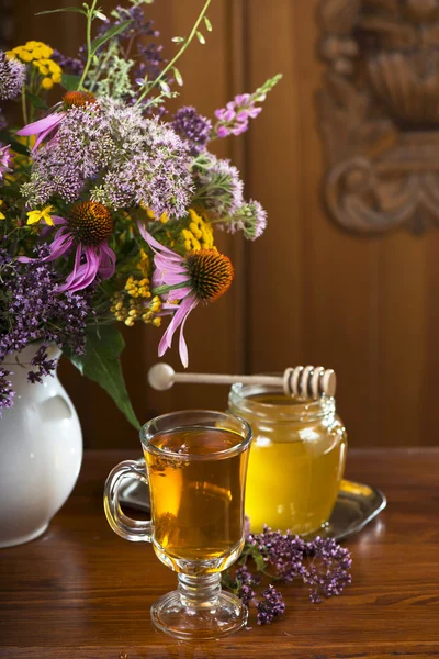 Nature morte d'herbes médicinales, miel, tisane — Photo