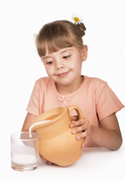 Kleines Mädchen und Milch — Stockfoto