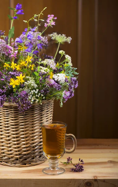 Bouquet d'herbes médicinales dans le panier et tisane — Photo