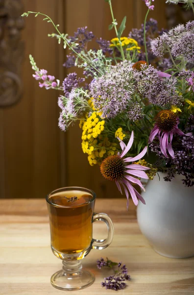 Stilleven van geneeskrachtige kruiden, kruiden thee — Stockfoto