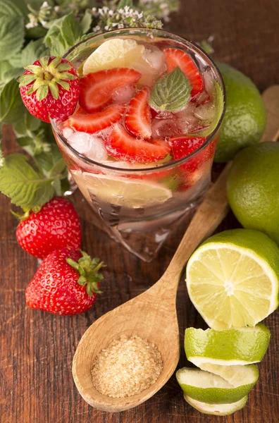 Mojito strawberry cocktails, lime , strawberry, mint leaves — Stock Photo, Image