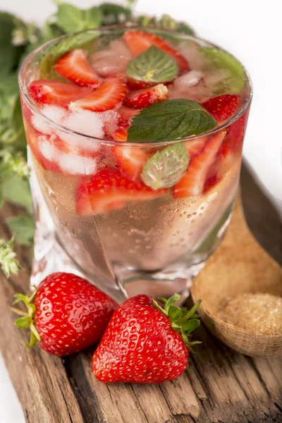 Mojito strawberry cocktails, strawberry, mint leaves — Stock Photo, Image
