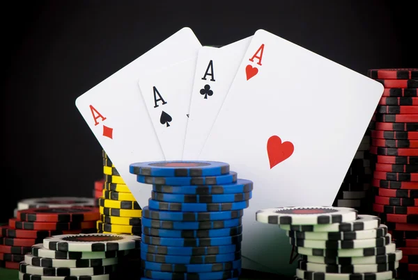 Cadre fait de cartes à jouer et de jetons de poker — Photo