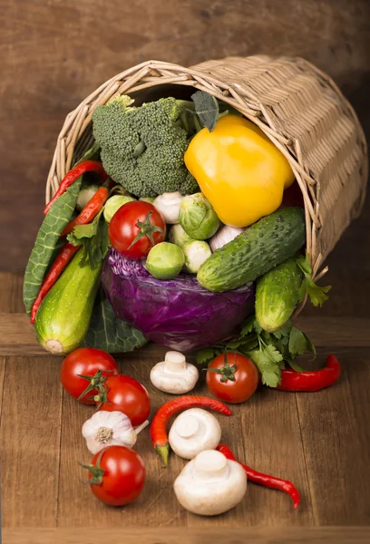 Healthy Organic Vegetables on a Wooden Background — Stock Photo, Image